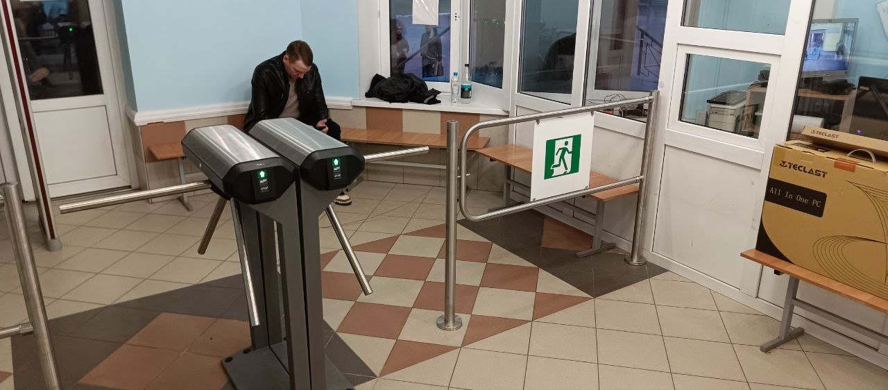 Монтаж турникета с алкотестером