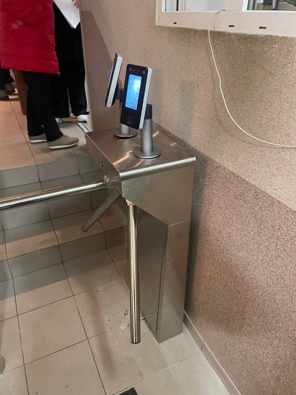 Монтаж турникета с алкотестером
